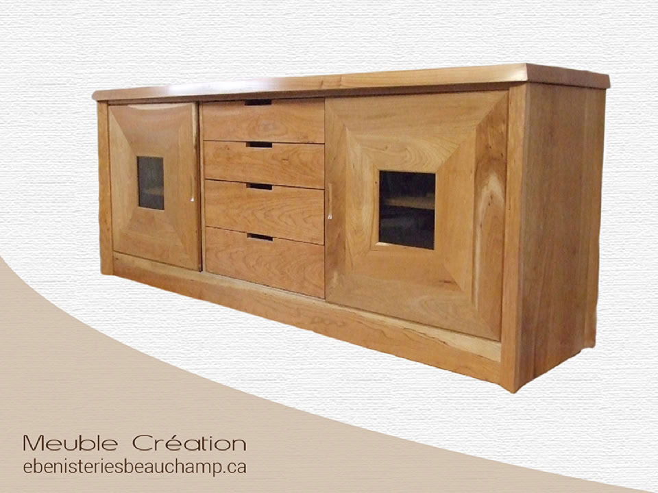 Buffet en bois avec deux portes vitrées et trois tiroirs au centre.